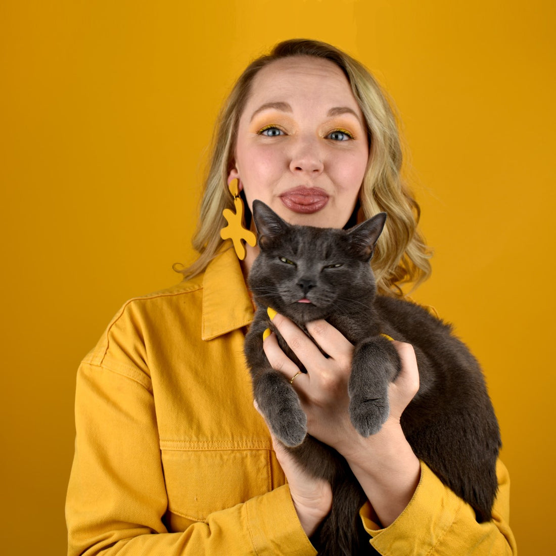 alaina from cold gold with her kitty